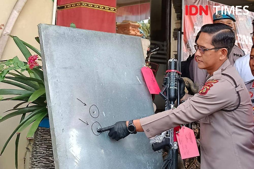 Barang bukti penembakan di Petang (IDN Times/Ayu Afria)