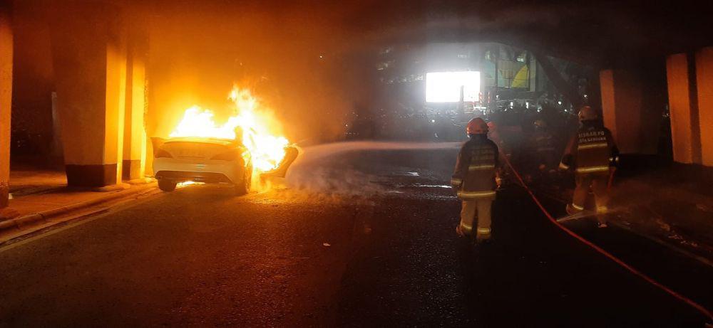 Diduga Korsleting, Mobil Terbakar di Kawasan Viaduct Bandung