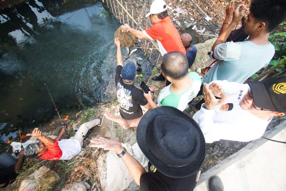 2 Ton Lele Disebar di Kali Sipon, Memotivasi Warga Jaga Lingkungan