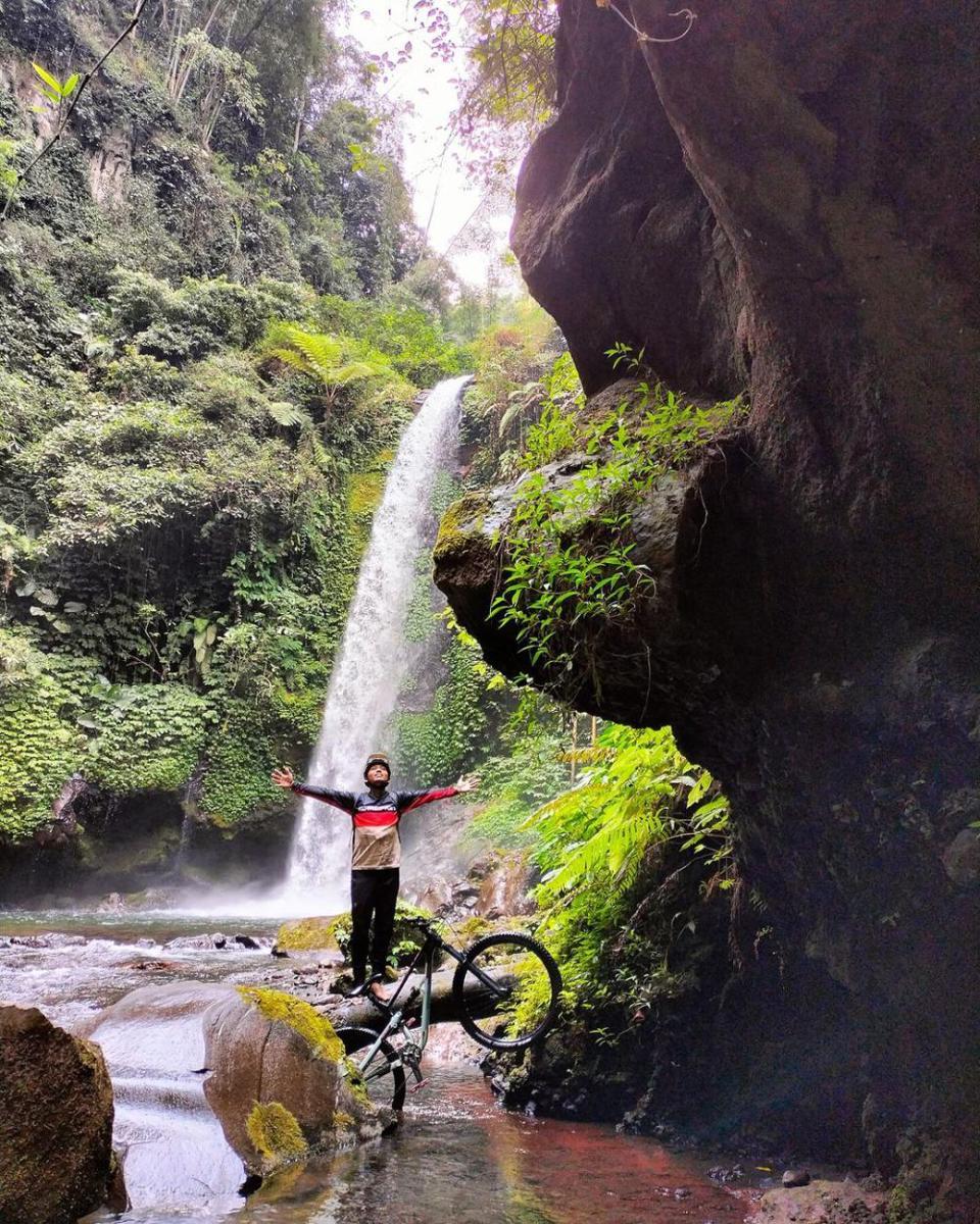potret seseorang sedang berpose dengan sepedanya di Coban Srikandi (instagram.com/dwikhoirudinsyahri)