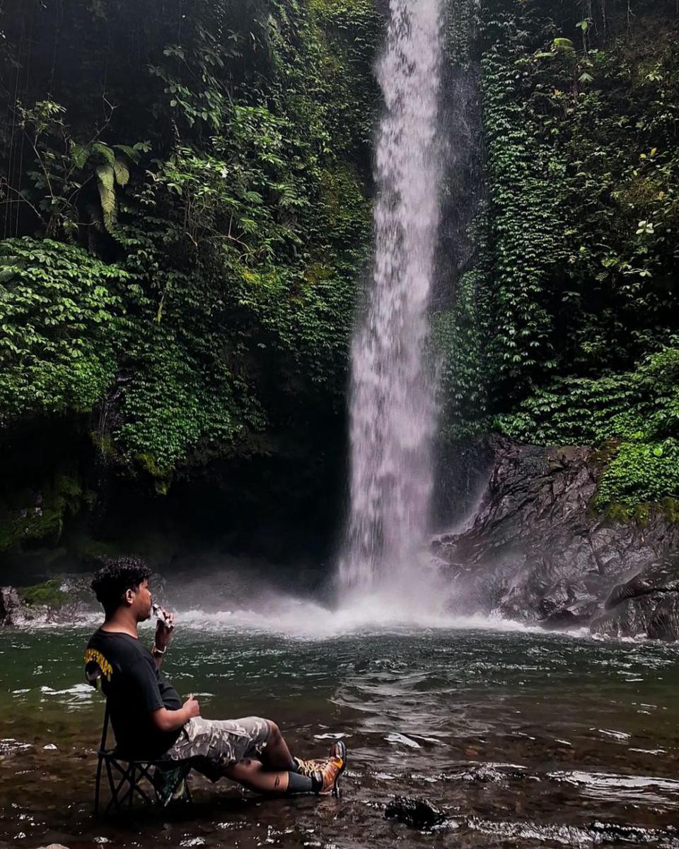 potret seseorang sedang berpose di Coban Srikandi (instagram.com/armanviero)
