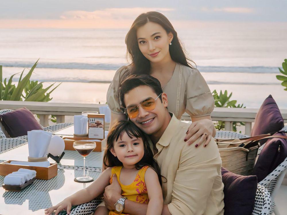 10 Potret Staycation Hangat ala Keluarga Jonas Rivanno dan Asmirandah