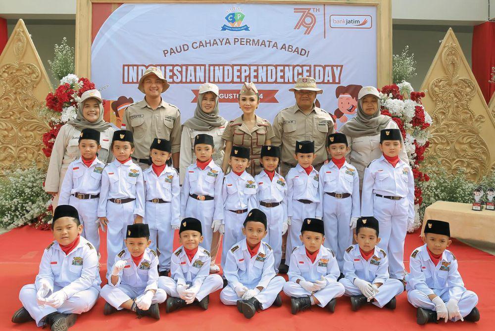 Yuni Shara upacara dengan murid TK dan PAUD (Instagram.com/yunishara36)
