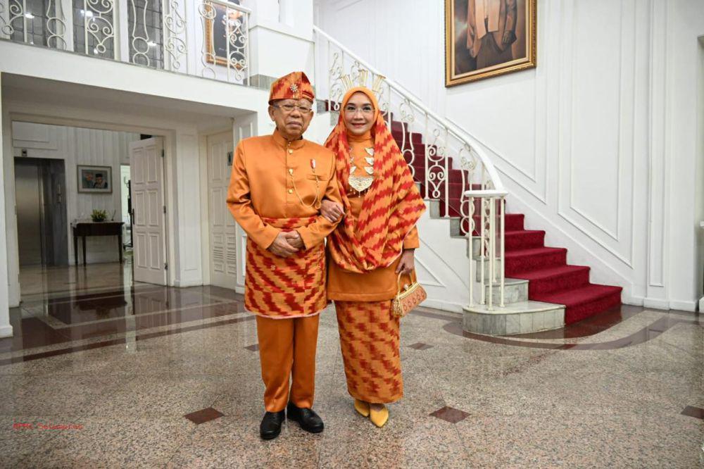 Wakil Presiden (Wapres) K.H. Ma’ruf Amin didampingi Ibu Hj. Wury Ma’ruf Amin memakai paduan kain corak insang dengan warna senada (setneg.go.id)