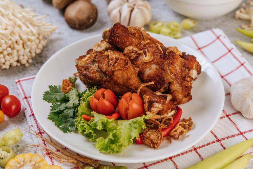 ilustrasi ayam goreng kecombrang (freepik.com/jcomp)