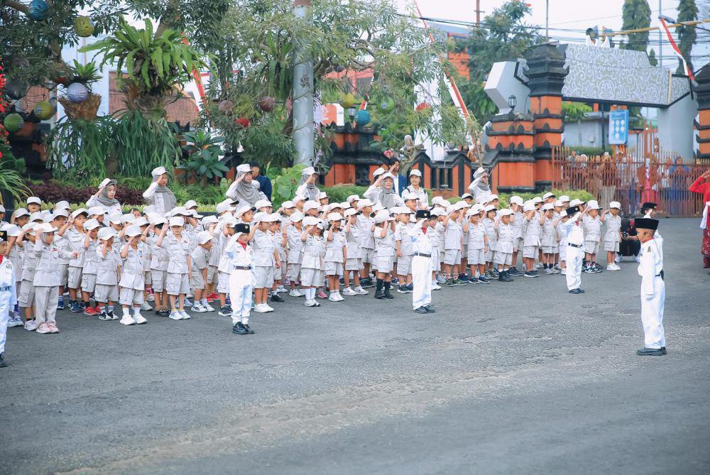 Yuni Shara upacara dengan murid TK dan PAUD (Instagram.com/yunishara36)