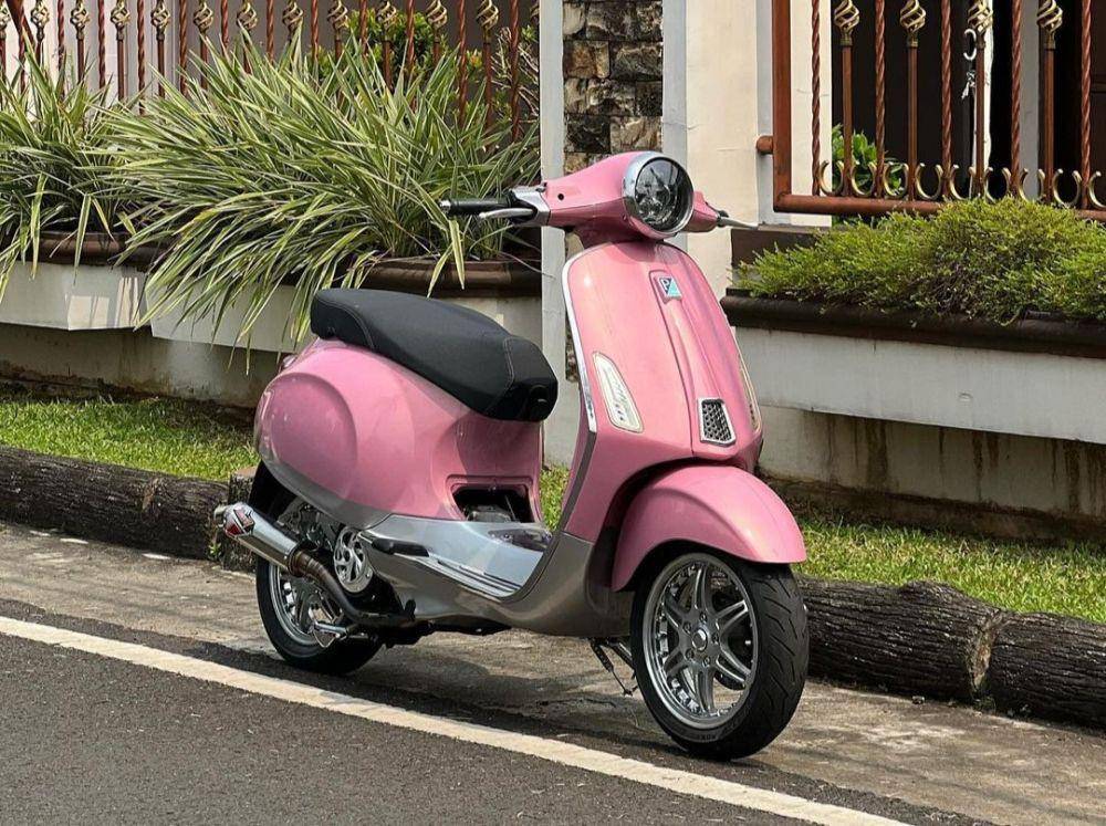 ilustrasi Vespa Primavera Pink Rosa 150 i-get ABS (instagram.com/patrick.scoot_)