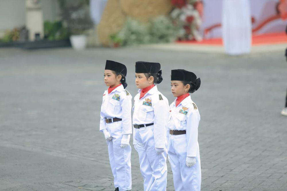 Yuni Shara upacara dengan murid TK dan PAUD (Instagram.com/yunishara36)
