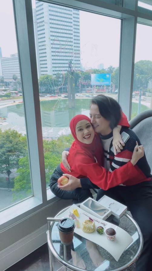 anniversary Cut Meyriska dan Roger (Instagram.com/rogerojey)