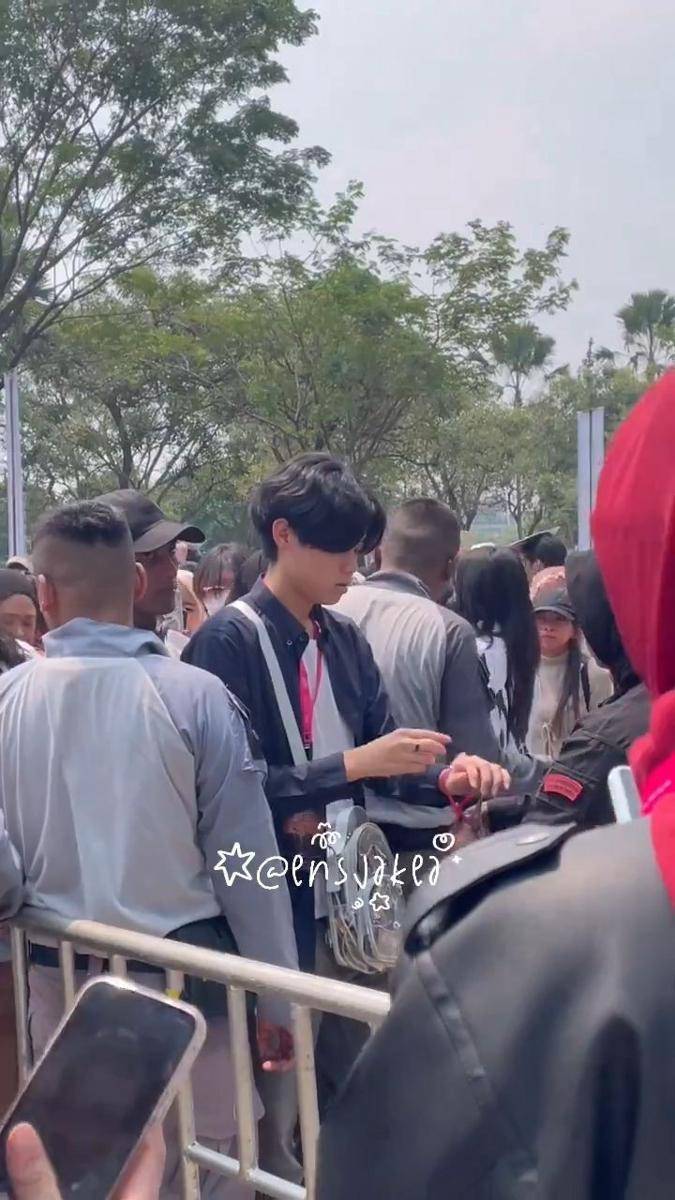 Sandy dan Axel nonton konser ENHYPEN Day 2 di Jakarta (Twitter.com/blueepjs)