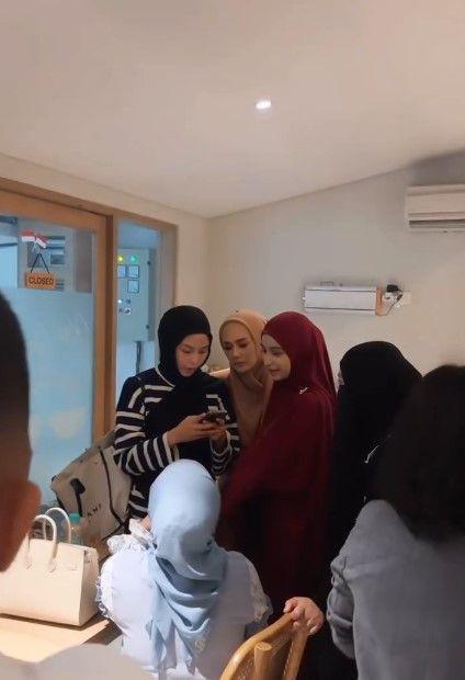 potret artis jenguk Cut Intan (instagram.com/natta_reza)