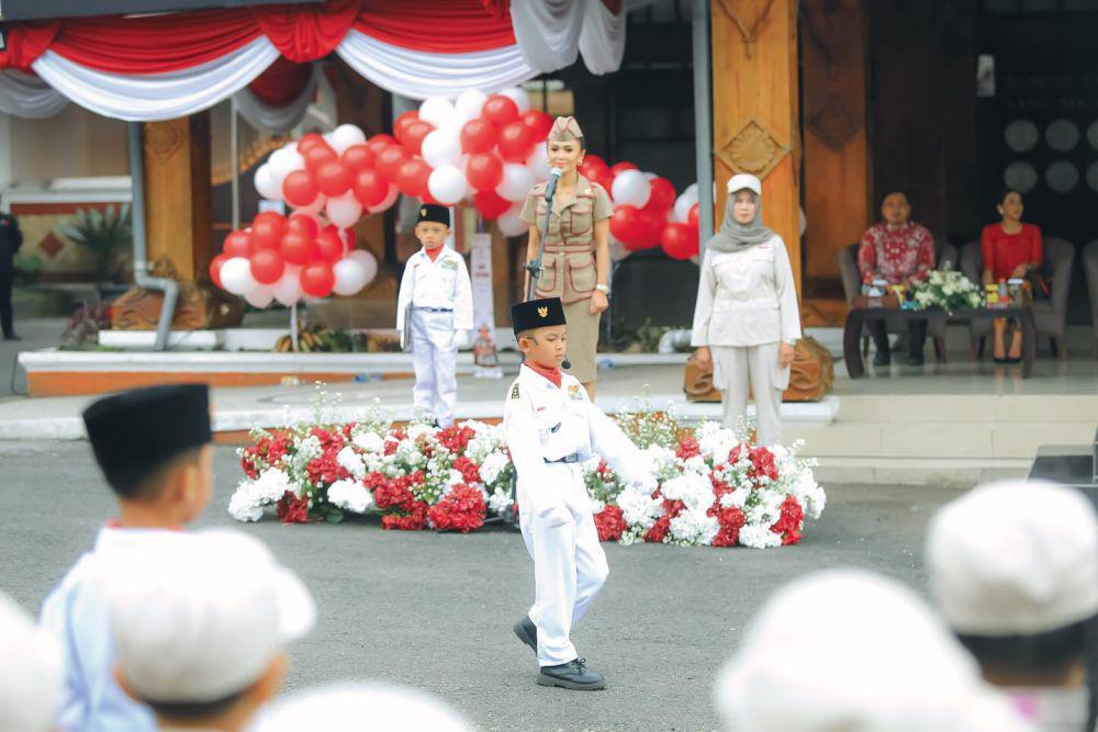 Yuni Shara upacara dengan murid TK dan PAUD (Instagram.com/yunishara36)