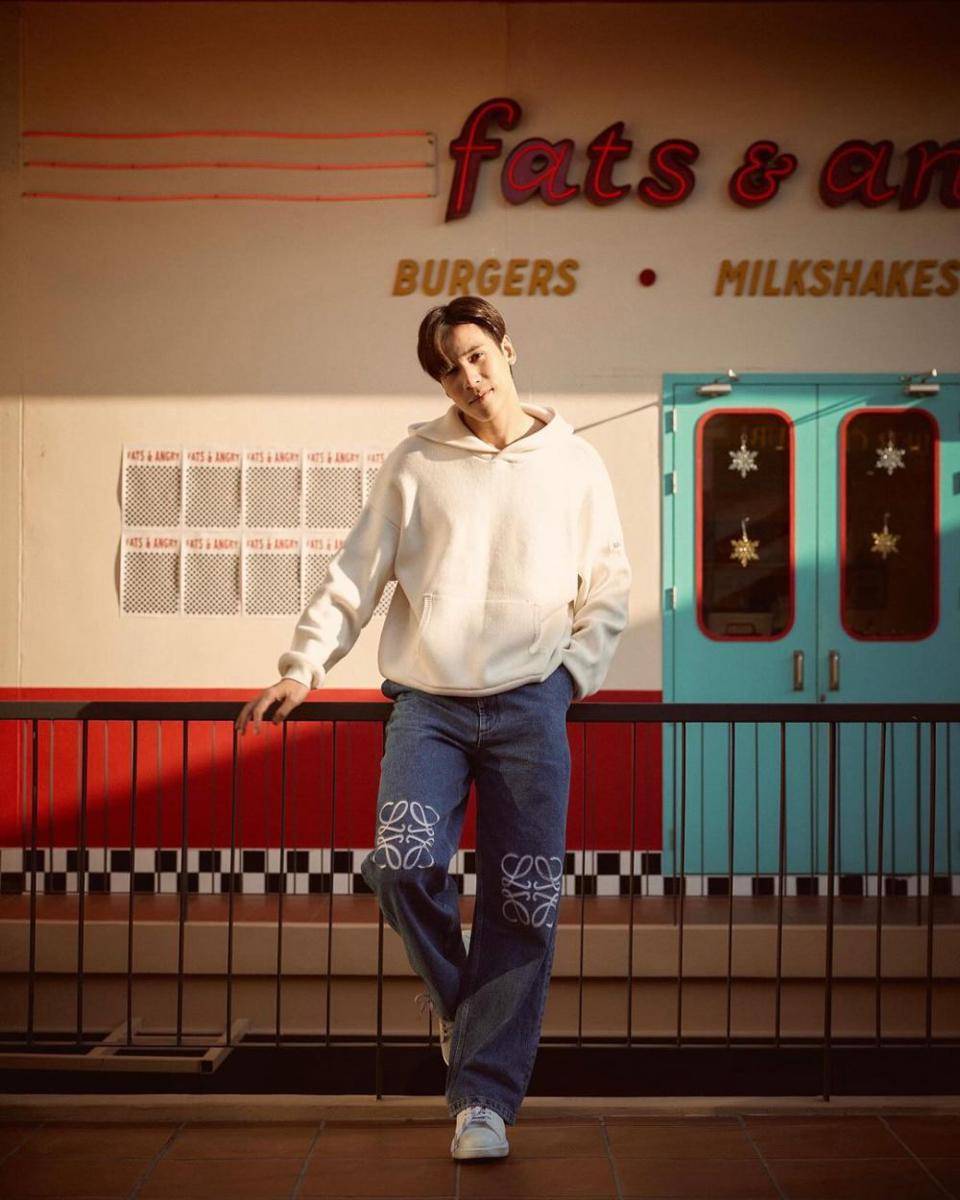 outfit loose pants jeans ala Jespipat Tilapornputt (instagram.com/jesjpp)