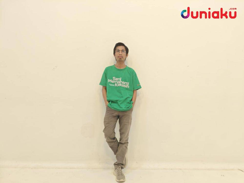 Foto Agus Mulyadi di kantor IDN dan poster Seni Memahami Kekasih. (Duniaku.com/Adhitya Daniel, IDN Pictures/Seni Memahami Kekasih)