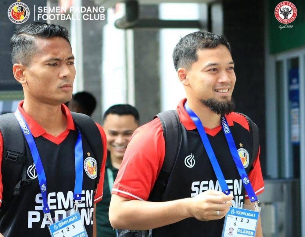 Dicky Indrayana (kanan) saat tiba di Stadion Kapten I Wayan Dipta, Gianyar, Bali. (Instagram.com/semenpadangfcid)