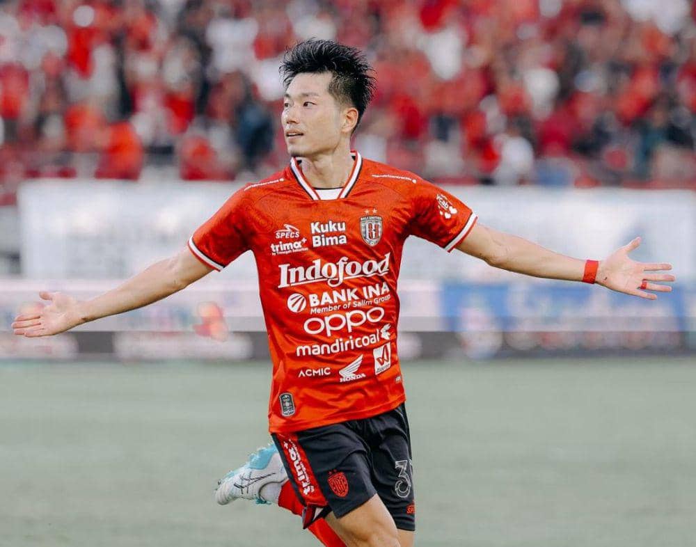 Kenzo Nambu usai mencetak gol ke gawang Semen Padang. (Instagram.com/baliunitedfc)