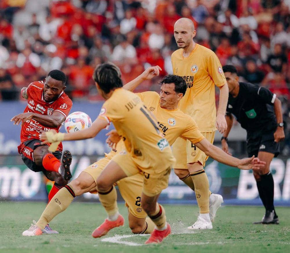 Pemain Bali United dan Semen Padang sedang berebut bola. (Instagram.com/baliunitedfc)