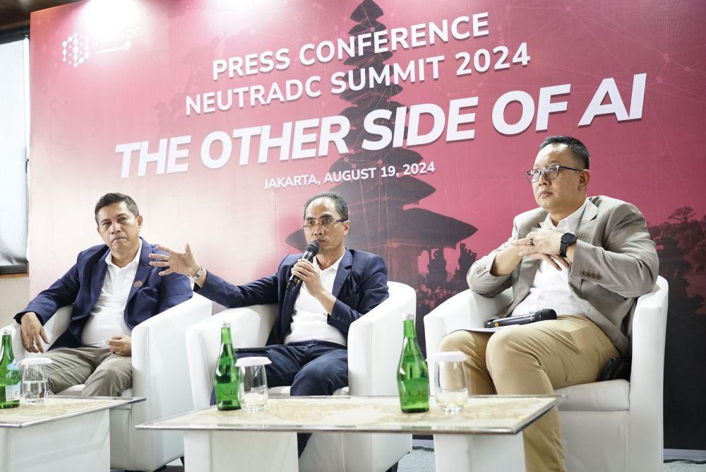 CEO Neutra DC Andreuw Th.A.F, Direktur Group Business Development Telkom Honesti Basyir dan SVP Corporate Communication and Investor Relation Telkom Ahmad Reza pada Press Conference Neutra DC Summit 2024 di Jakarta, Senin (19/8). (dok. Telkom)