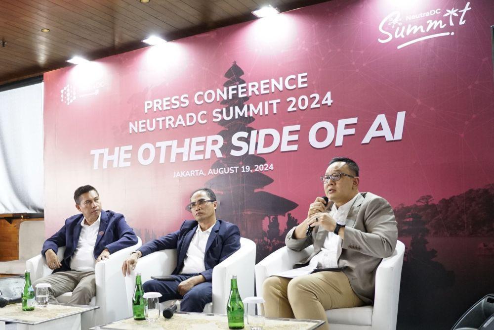 CEO Neutra DC Andreuw Th.A.F, Direktur Group Business Development Telkom Honesti Basyir dan SVP Corporate Communication and Investor Relation Telkom Ahmad Reza pada Press Conference Neutra DC Summit 2024 di Jakarta, Senin (19/8). (dok. Telkom)