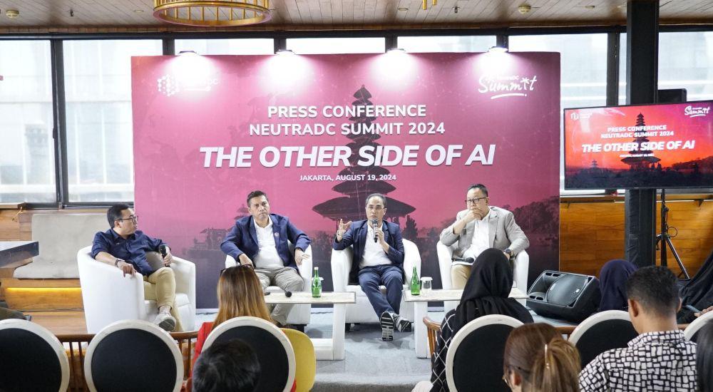 CEO Neutra DC Andreuw Th.A.F, Direktur Group Business Development Telkom Honesti Basyir dan SVP Corporate Communication and Investor Relation Telkom Ahmad Reza pada Press Conference Neutra DC Summit 2024 di Jakarta, Senin (19/8). (dok. Telkom)