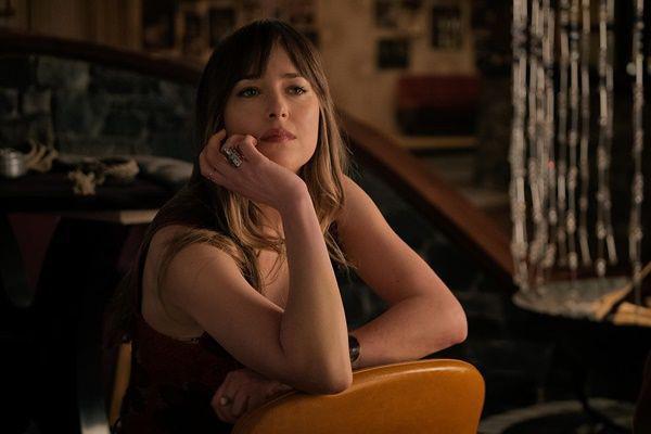 Dakota Johnson Tepis Rumor Pisah dengan Chris Martin, Pamerin Cincin