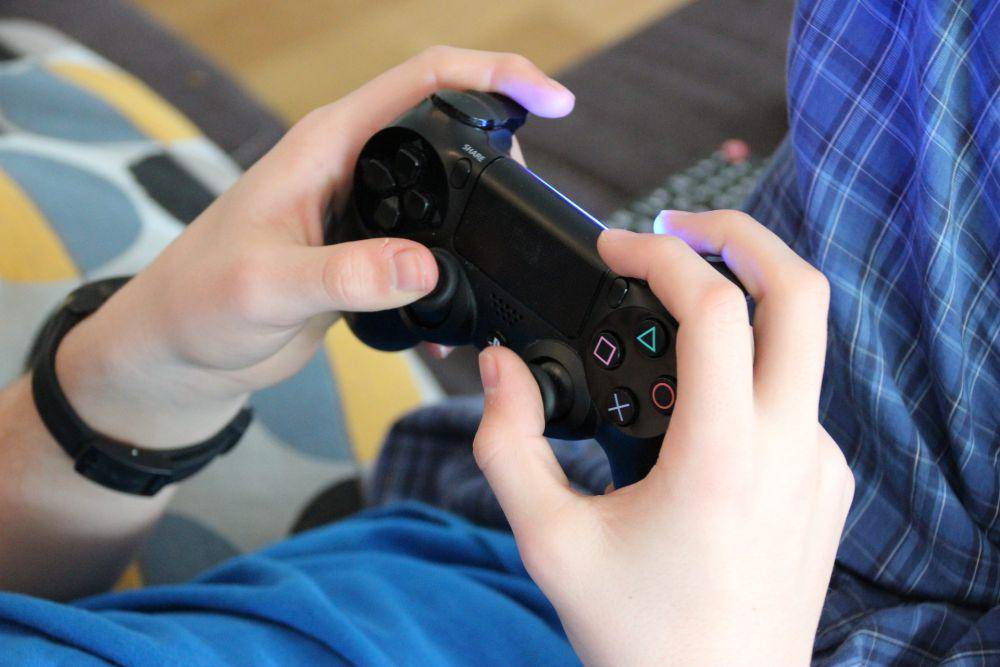 Ilustrasi gamers sedang bermain PS. Pixabay