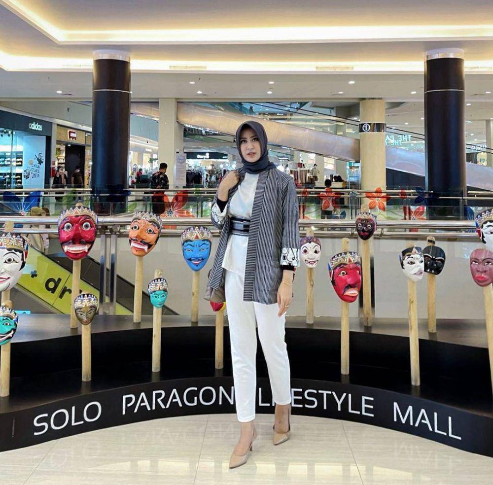 ide outfit ke kantor ala Astrid Widayani (instagram.com/astridwidayani)