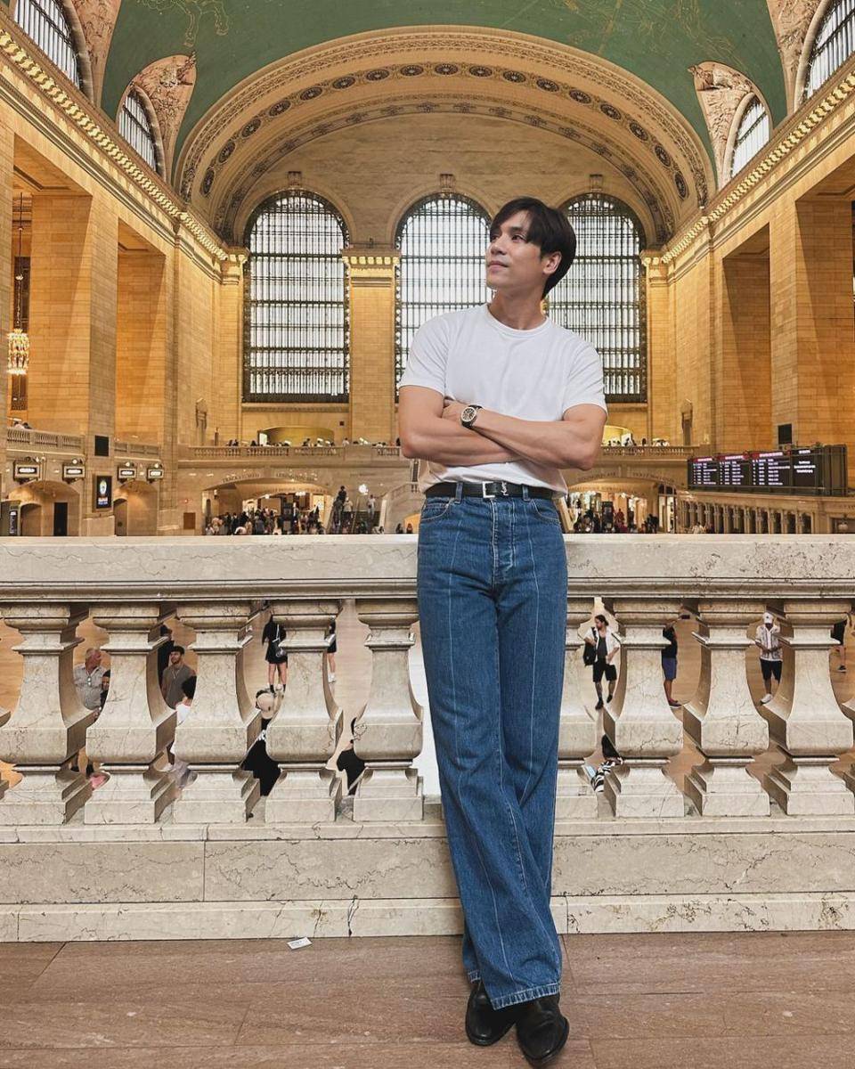 outfit loose pants jeans ala Jespipat Tilapornputt (instagram.com/jesjpp)