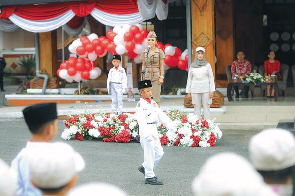 7 Potret Yuni Shara Upacara 17-an Bareng Anak PAUD dan TK