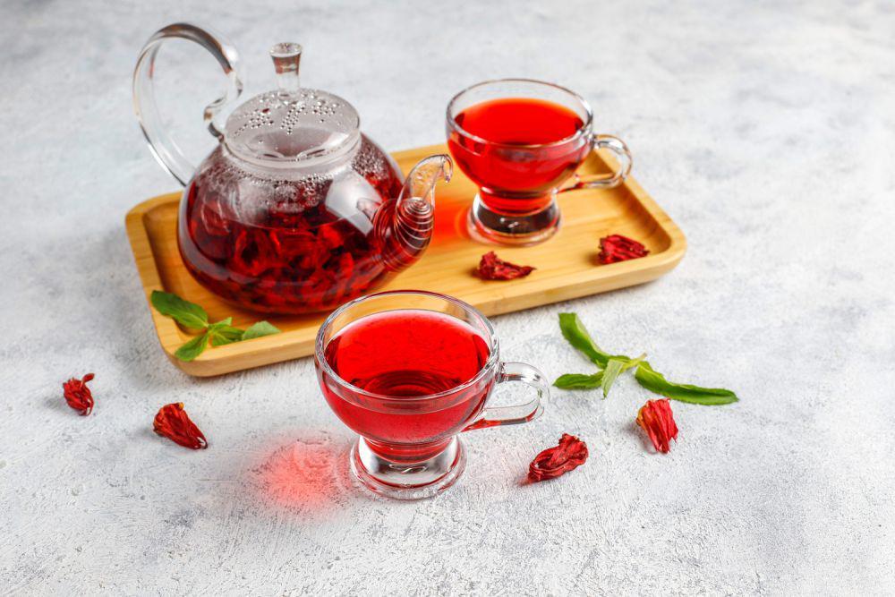 Hot Hibiscus tea in a glass mug and glass teapot (Image by azerbaijan_stockers on Freepik)