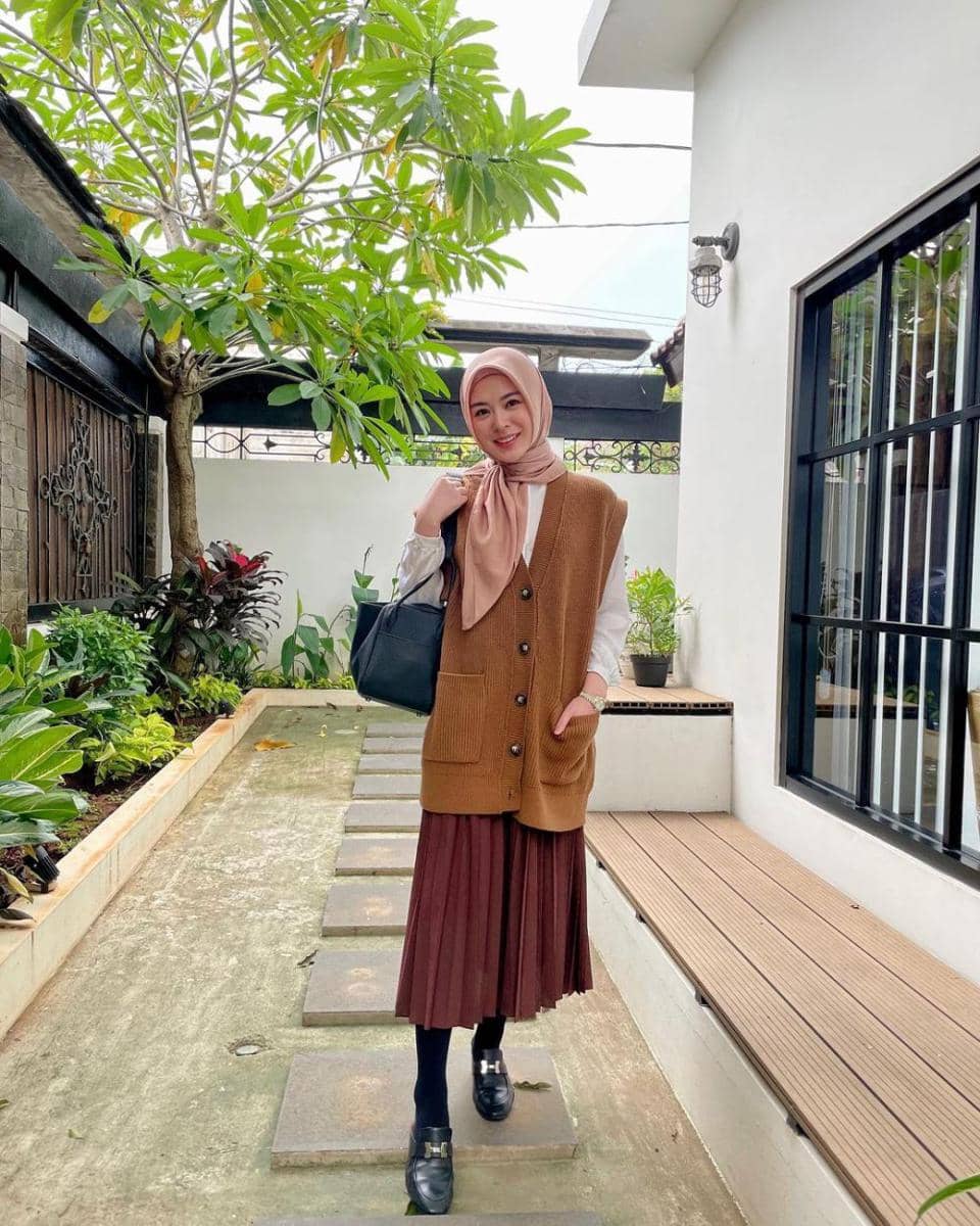 mix and match layering outfit ke kampus (instagram.com/xolovelyayana)