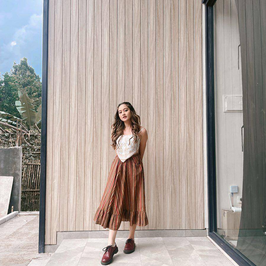 padu padan outfit dengan warna netral (instagram.com/salshabillaadr)