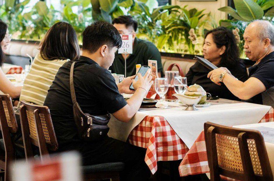 Suasana makan bersama keluarga di Boncafe Gubeng. (instagram.com/boncafesteak)