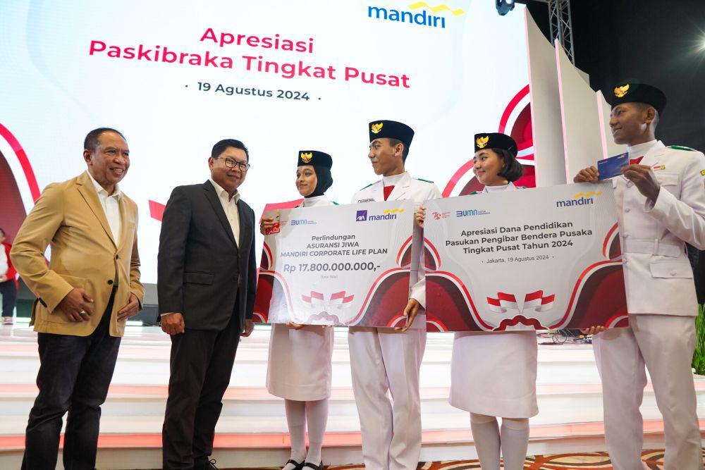 Bank Mandiri kembali menunjukkan komitmennya dalam mendukung semangat nasionalisme melalui pemberian apresiasi kepada Pasukan Pengibar Bendera Pusaka (Paskibraka) Tingkat Pusat. (Dok. Mandiri)