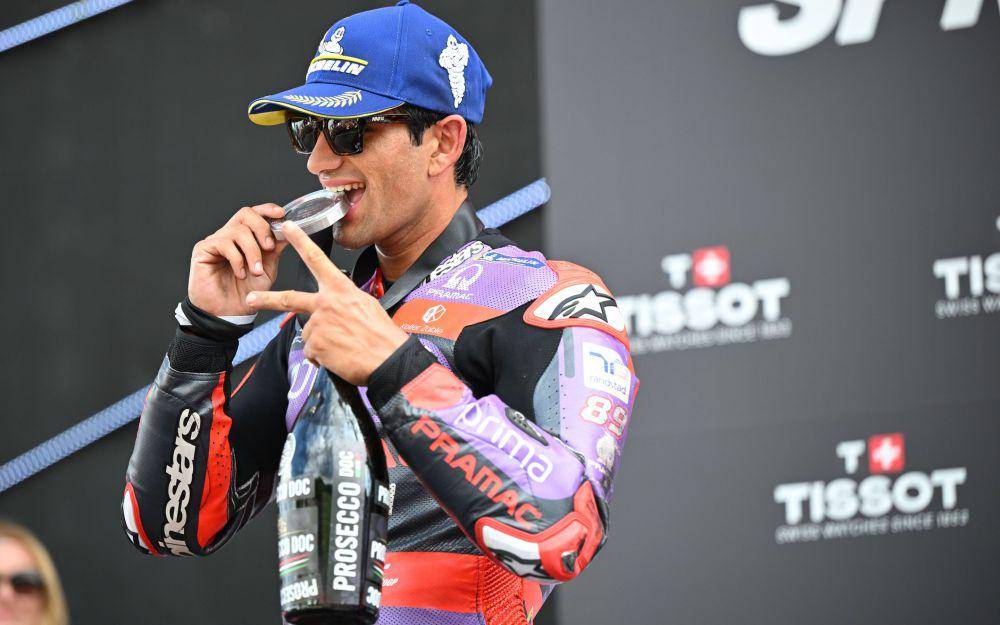 Jorge Martin menggigit medali seusai finis kedua di sprint race GP Austria 2024. (motogp.com)