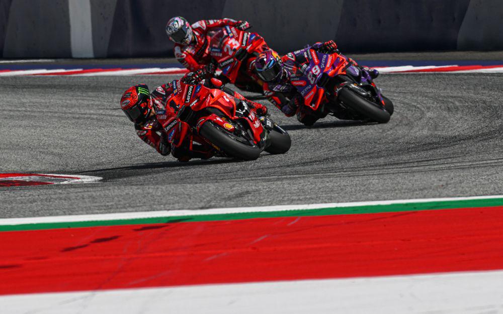 Francesco Bagnaia berada di depan Jorge Martin dan Enea Bastianini saat main race GP Austria 2024. (motogp.com)