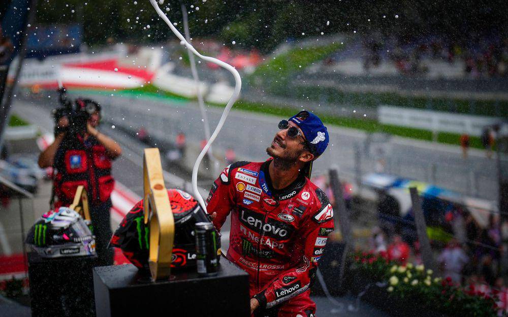 Francesco Bagnaia berselebrasi usai menang di main race GP Austria 2024. (motogp.com)