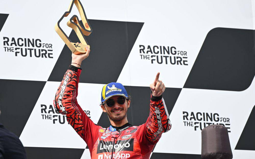 Francesco Bagnaia mengangkat trofi usai menang di main race GP Austria 2024. (motogp.com)