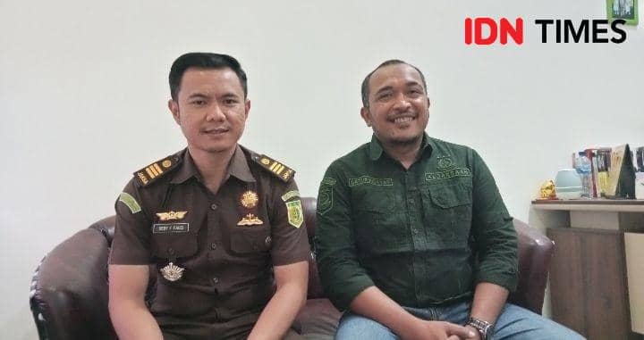 Foto Kasi Intelijen Kejari Bima, Deby F Fauzi (kiri) dan Kasi Pidana Khusus (Pidsus) Kejari Bima, Catur Hidayat (IDN Times/Juliadin)