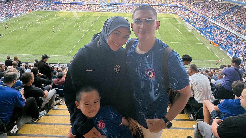7 Potret Rezky Adhitya Nonton Liga Inggris di Stadion, Dukung Cheslea