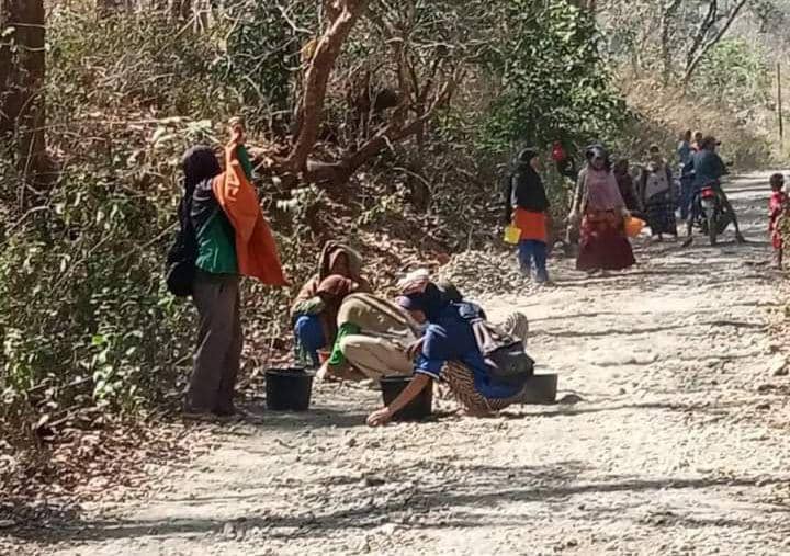 Foto emak-emak ikut terlibat perbaikan jalan rusak setempat (Dok/Istimewa)