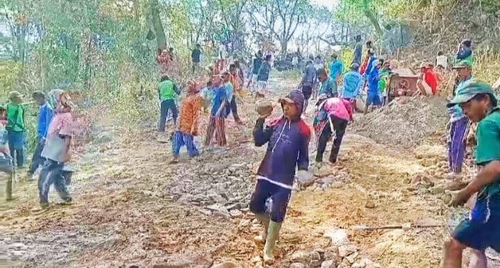 Foto ketika warga Des Kaowa sedang perbaiki jalan rusak secara swadaya (Dok/Istimewa)