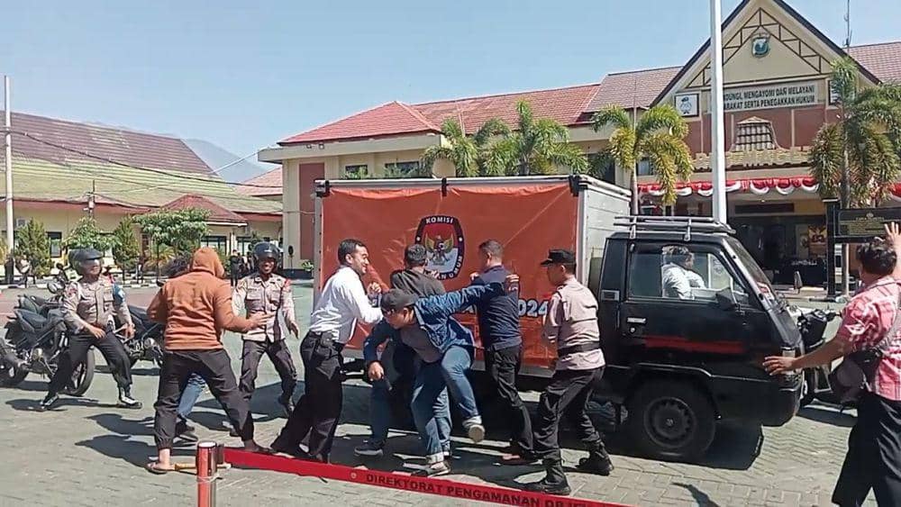 Sejumlah orang menyerang mobil pendistribusian logistik Pilkada. IDN Times/ Riyanto.