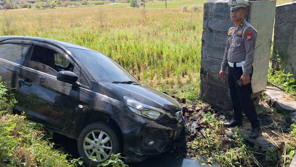 Bus Sugeng Rahayu jurusan Surabaya-Yogyakarta tabrak mobil Honda Brio hingga masuk persawahan di Jalan Raya Desa Geneng Ngawi. IDN Times/ Riyanto.