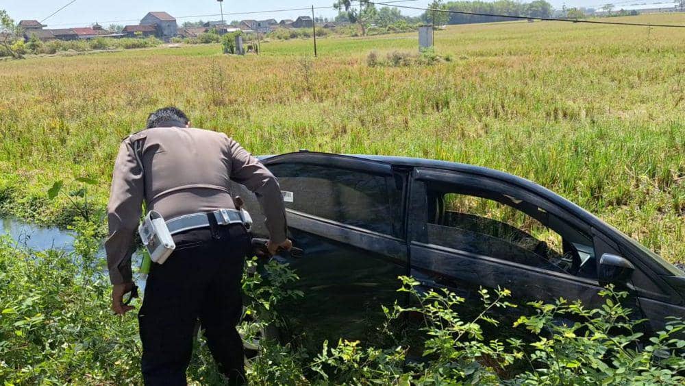 Bus Sugeng Rahayu jurusan Surabaya-Yogyakarta tebrak mobil Honda Brio hingga masuk persawahan di Jalan Raya Desa Geneng Ngawi. IDN Times/ Riyanto.