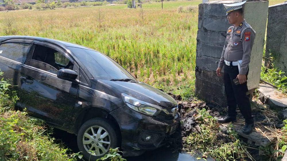 Bus Sugeng Rahayu jurusan Surabaya-Yogyakarta tabrak mobil Honda Brio hingga masuk persawahan di Jalan Raya Desa Geneng Ngawi. IDN Times/ Riyanto.
