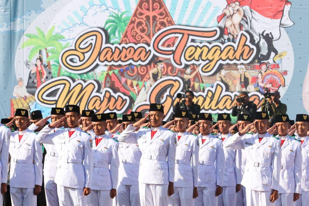 Upacara Hari Jadi ke-79 Provinsi Jawa Tengah berlangsung di Lapangan Pancasila, Salatiga, Senin (19/8/2024). (dok Humas Jateng)