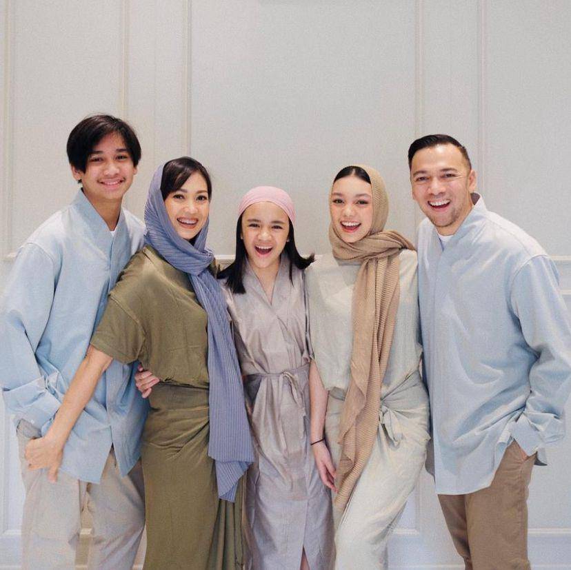 potret Naura Ayu bersama keluarga (instagram.com/naura.ayu)