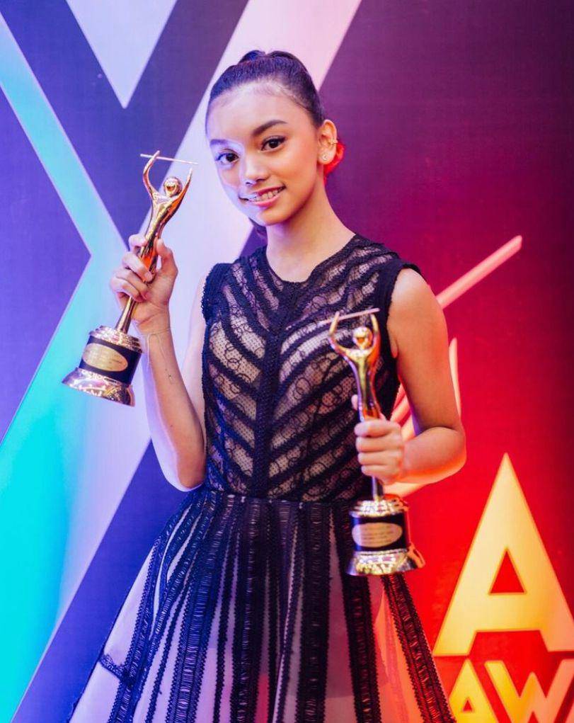 potret Naura Ayu menangkan piala penghargaan (instagram.com/naura.ayu)