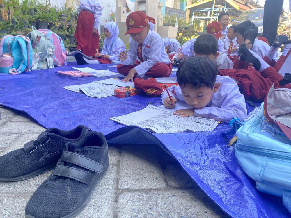 Ruang Kelas Ambruk, Siswa SDN Mawar 7 Banjarmasin Belajar di Halaman